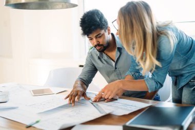 İş adamları ve mimarlar proje üzerinde birlikte çalışma