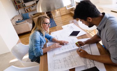 İş adamları ve mimarlar proje üzerinde birlikte çalışma