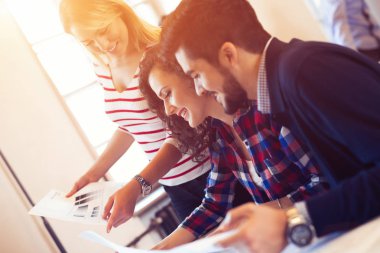 Yeni fikirleri tartışmak iş arkadaşları