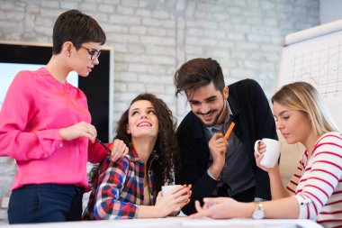 Yeni fikirleri tartışmak iş arkadaşları