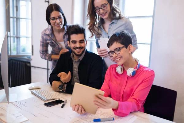 Jóvenes empresarios creativos — Foto de Stock