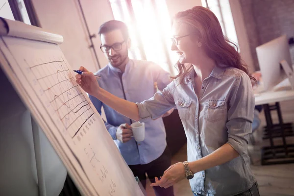 Colaboradores trabajando juntos como equipo — Foto de Stock