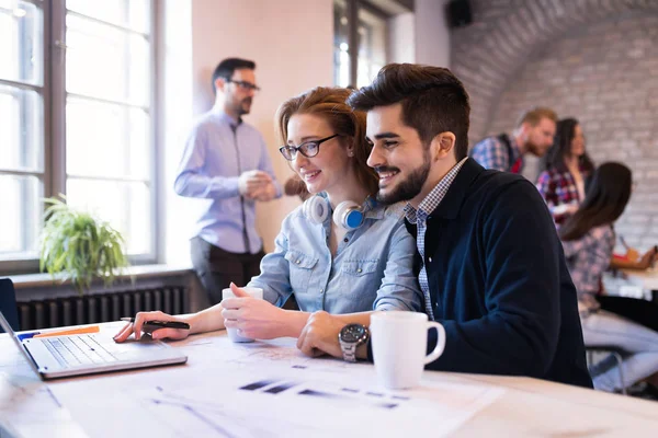 Colaboradores trabajando juntos en el proyecto — Foto de Stock