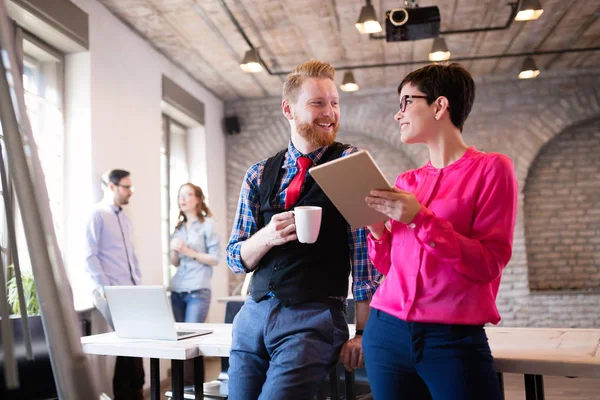 Compañeros de trabajo discutiendo nuevas ideas — Foto de Stock