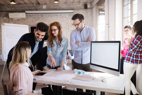 Equipo de diseñadores trabajando en la oficina moderna — Foto de Stock