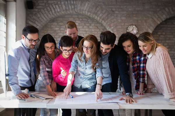 tasarımcılar ekibi modern ofisinde çalışıyor