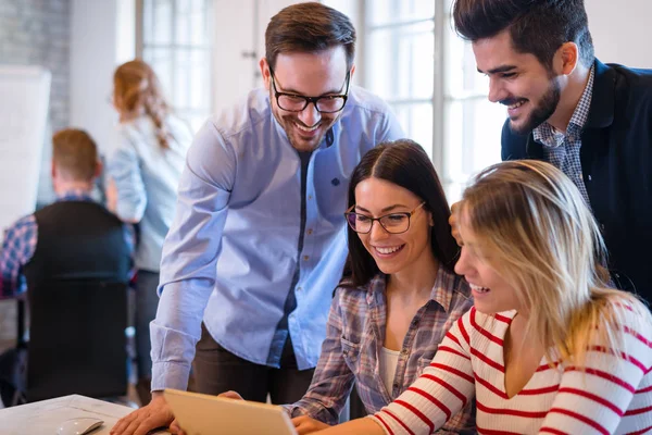 Travailleurs d'entreprise discutant de nouvelles idées — Photo