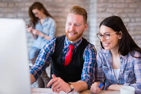 Travailleurs d'entreprise discutant de nouvelles idées — Photo