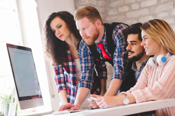 Compañeros de trabajo discutiendo nuevas ideas —  Fotos de Stock