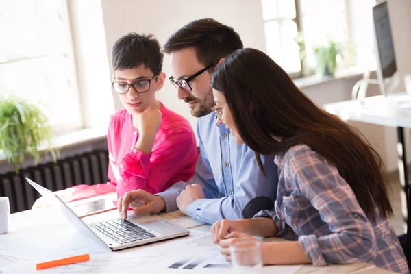 Programmers cooperating at IT company — Stock Photo, Image