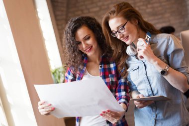 bir şeyler ve çalışma arkadaşları