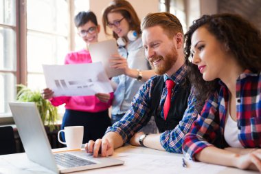 Proje üzerinde birlikte çalışma arkadaşları