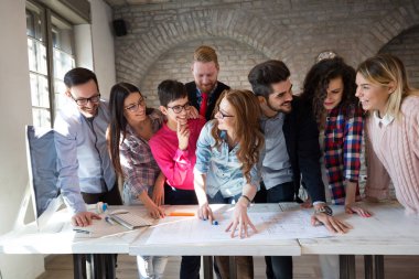  Mimar proje üzerinde birlikte çalışma