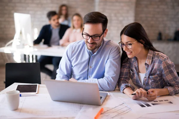 Los programadores que cooperan a ella la compañía — Foto de Stock