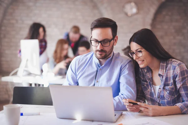 Programadores que cooperam na sua companhia — Fotografia de Stock