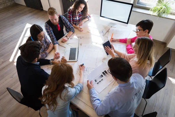 Coworkers working on project together in office — Stock Photo, Image