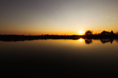 Gün batımı göl ve güzel sahne peyzaj kavramı