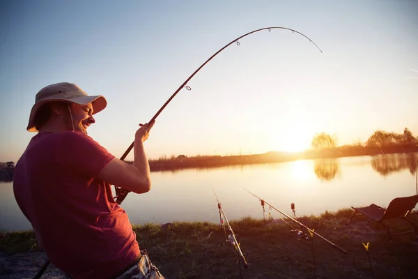 Pesca como recreação e esportes exibidos pelo pescador no lago — Fotografia de Stock