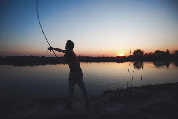 Αλιεία ως ψυχαγωγία και αθλήματα που εμφανίζονται από τον ψαρά στη λίμνη — Φωτογραφία Αρχείου
