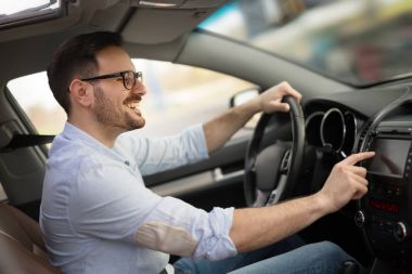 Arabaya GPS navigasyon kullanan adam
