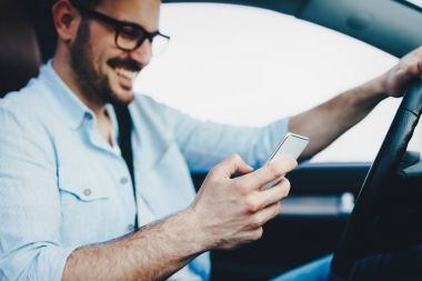 Akıllı telefon kullanarak adam sürücüsü