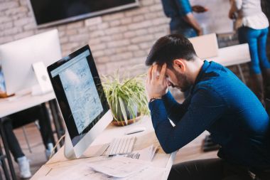 Dalgın overworked mimar