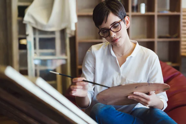 Creativo pensativo pintor escuela de arte — Foto de Stock