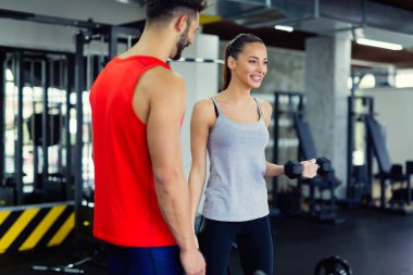 spor salonunda antrenör ile çalışma dışarı kadın