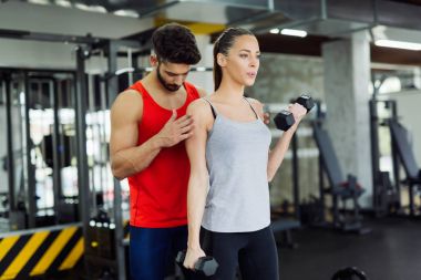 spor salonunda antrenör ile çalışma dışarı kadın