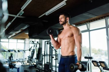 Spor salonunda egzersiz kas vücut geliştirmeci