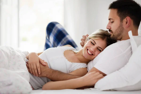 Paar genießt seine Zeit im Bett — Stockfoto