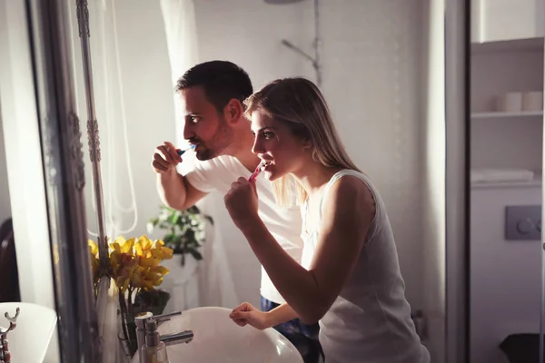 Aantrekkelijke paar wassen tanden — Stockfoto