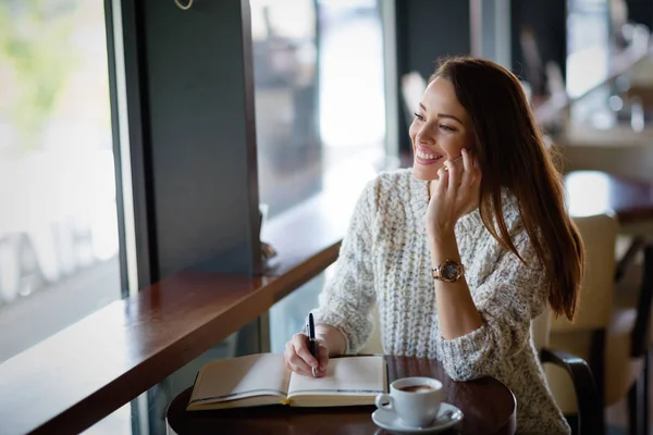 Femme parlant au téléphone au restaurant — Photo