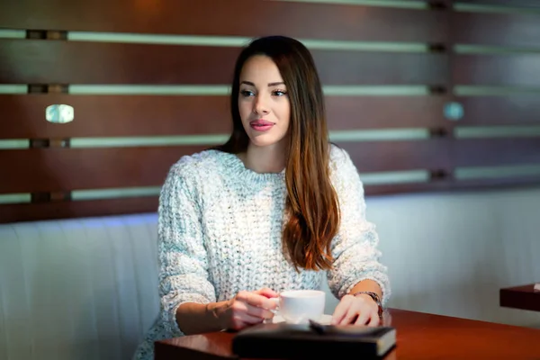 Femme buvant du café au restaurant seul — Photo