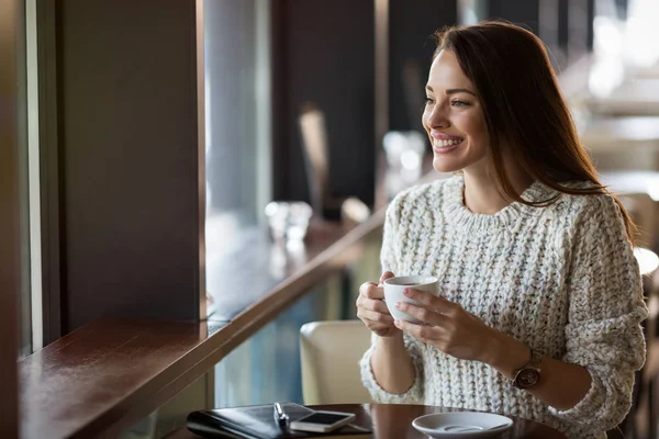 Mulher bonita bebendo café — Fotografia de Stock