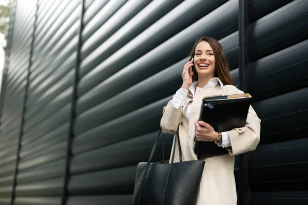 Business woman talking call — стоковое фото