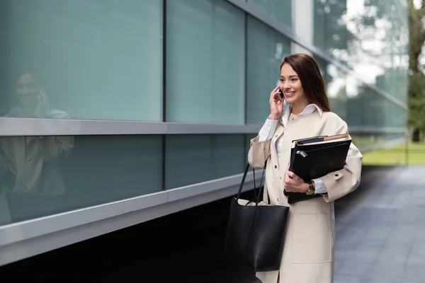 Приваблива бізнес-леді стоїть і приймає дзвінок — стокове фото