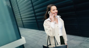 çağrı çekerken yürüyüş iş kadını