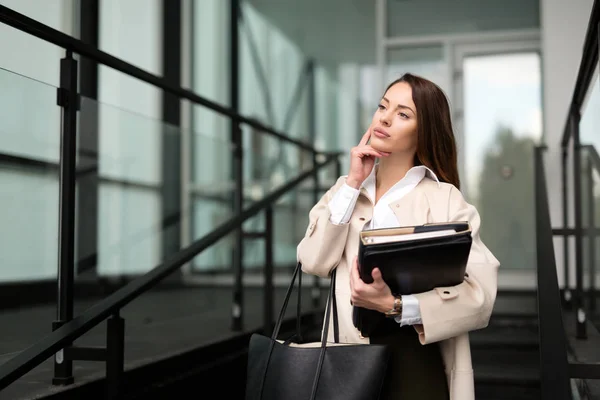 Mujer de negocios hermosa y atractiva — Foto de Stock