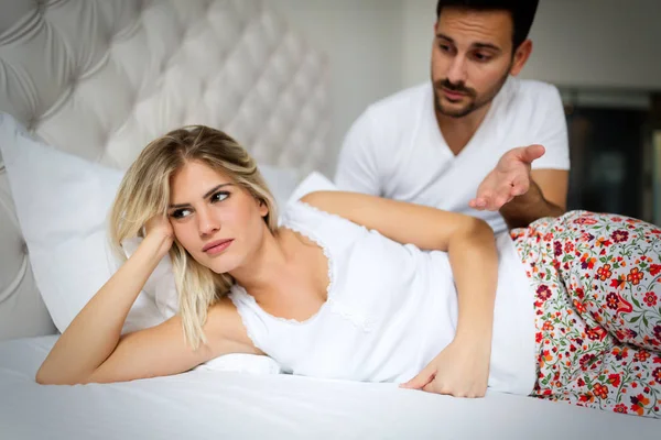 Casal jovem na cama com problemas — Fotografia de Stock