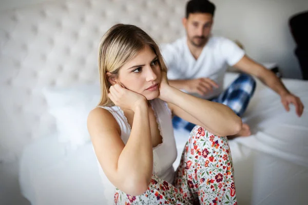 Jeune couple au lit ayant des problèmes — Photo