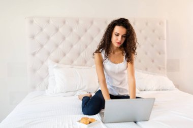 onu laptop kullanan kıvırcık kız