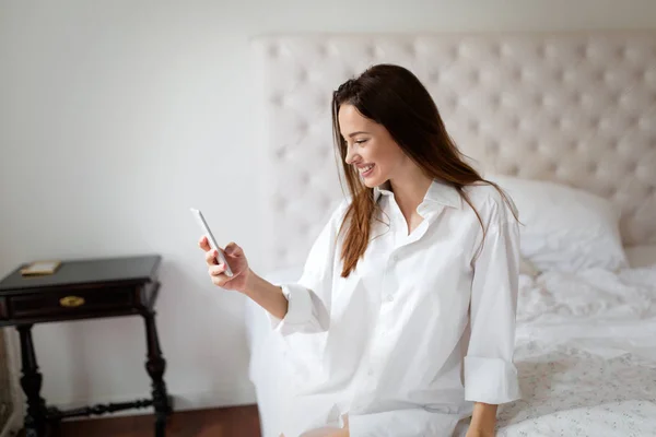 Mooie vrouw met behulp van telefoon — Stockfoto