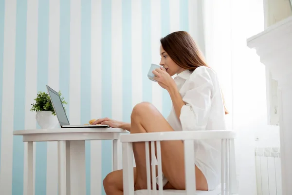 Mujer usando el ordenador portátil y beber café —  Fotos de Stock