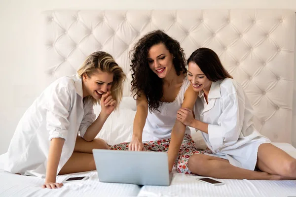 Kvinnor spenderar kul tider tillsammans — Stockfoto