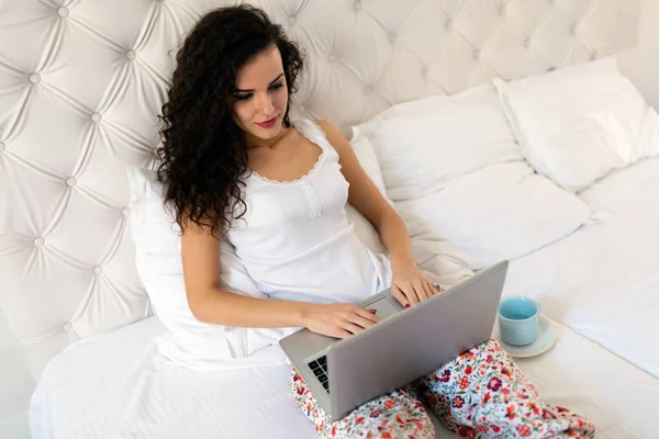 Curly flicka med sin laptop — Stockfoto