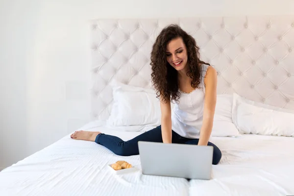 Curly flicka med hennes laptop — Stockfoto