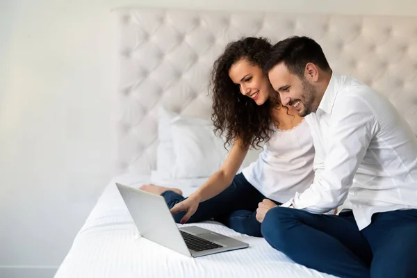 Pareja mirando juntos en el ordenador portátil —  Fotos de Stock