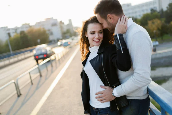 Casal desfrutando tempo juntos — Fotografia de Stock