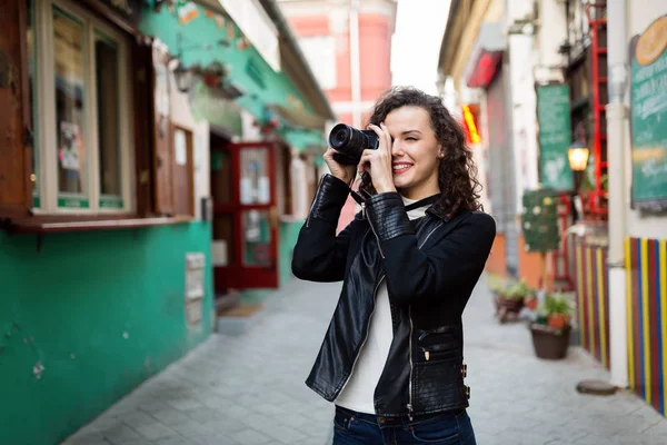 Giovane donna scattare foto — Foto Stock